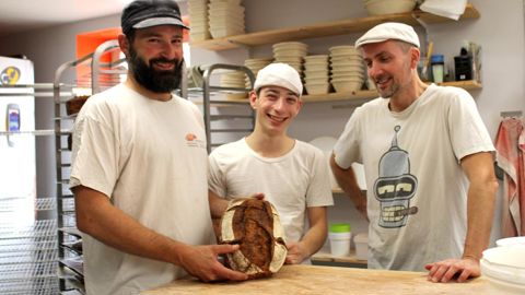 De gauche à droite, Léo, apprenti, Julien, ouvrier boulanger, et Matthieu Prêtre. À  La Miche tranquille, le rythme de travail est compatible avec une vie personnelle préservée.